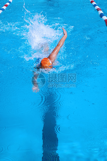 游泳者蛙泳冠军护目镜蝶泳竞争女性女孩速度波纹漂浮图片