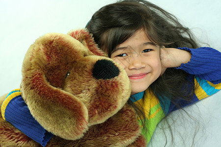 5岁有洋娃娃的女孩孩子棕色拥抱玩具女儿微笑娃娃玩具熊眼睛黑发图片