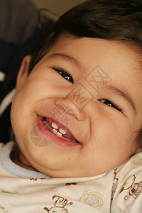微笑的英俊婴儿图片
