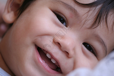 快乐的男孩微笑精力家庭孩子喜悦健康儿子牙齿婴儿混血男生图片