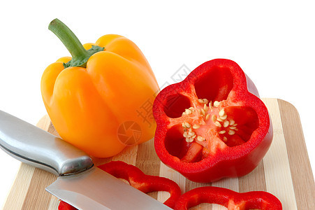 竹切板上的红和黄辣椒辣椒食物白色蔬菜条纹红色木板金属种子橙子图片