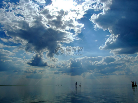 天空和太阳在云雾中 笼罩在海边图片