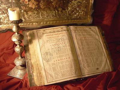 宗教与古老的圣经 烛台和蜡烛共存丝绸装饰品金属静物头书青铜窗饰卡片手稿大部图片