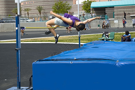 高跳跃赛马场运动肌肉场地竞技成就者青少年慢跑体育场女性图片