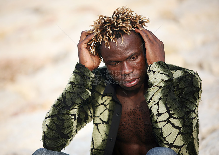 年轻悲伤男人的肖像多样性褐色男性黑色白色手表公司头发衣领行政人员图片