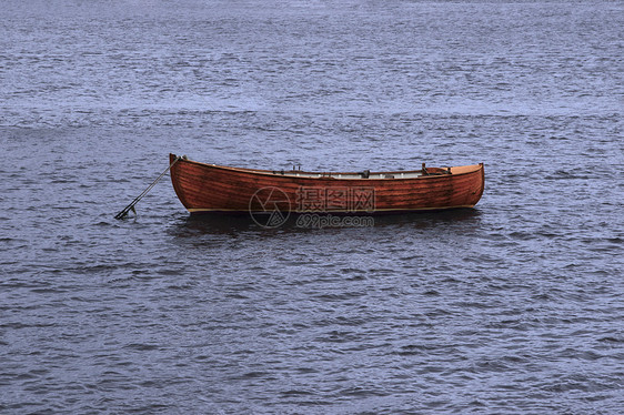 单船漂流涟漪绳索港口海洋漂浮蓝色红色波浪图片