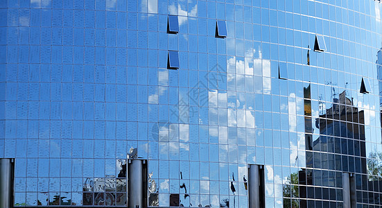 天空和云的反射建筑学城市场景工作商业天际窗户镜子生活办公室图片