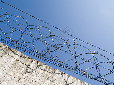 刺绣钢丝安全自由蓝色金属犯罪监狱障碍剃刀栅栏天空图片