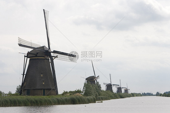 排成一行的荷兰风车小孩旅行农业旅游堤防图片