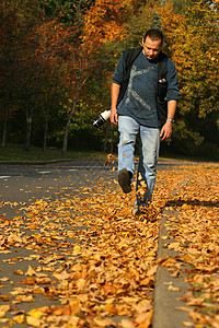 秋季散步靴子黄色男人金子鞋类乐趣牛仔裤娱乐悲伤相机图片