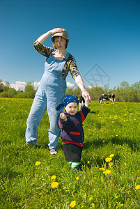 家庭在生锈的草原上图片
