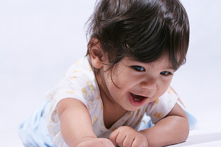 快乐的笑笑婴儿 学习爬行享受祝福肚子孩子家庭乐趣混血精力里程碑福利图片