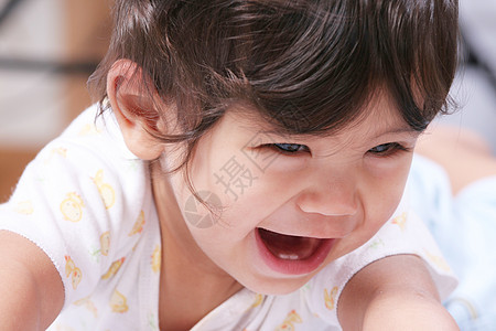 快乐的笑笑婴儿 学习爬行混血祝福福利乐趣精力家庭享受里程碑男生孩子图片