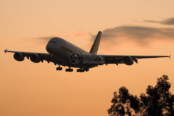 A380号空中客车降落在伦敦希思罗图片