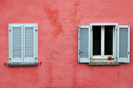 两个窗口木头建筑建筑学乡村房子白色石头图片