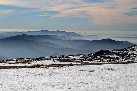 冬季风景滑雪旅行冻结爬坡山脉岩石远足季节房子粉末图片