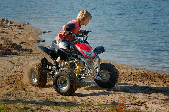 ATV 电视电视台青少年行动地形轮子孩子骑术男性摩托车飞溅越野车图片