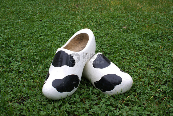 带牛印的木制鞋黑色奶牛打印木屐鞋类绿色白色图片