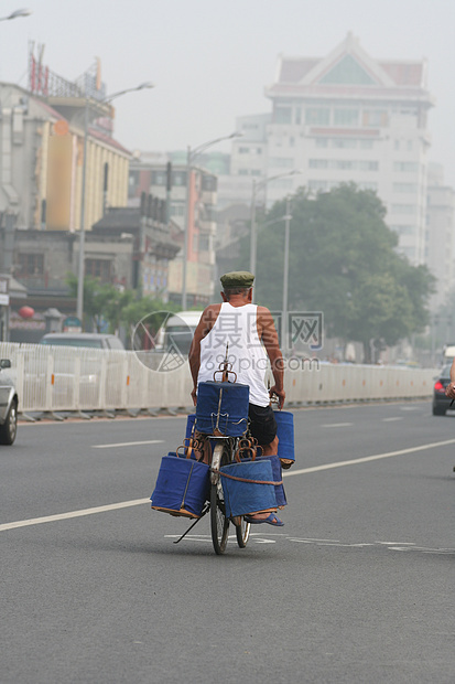 骑自行车的中国老人图片