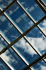 办公室天花板建筑天空反射玻璃窗户建造蓝色框架圆顶正方形图片