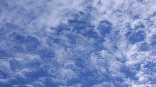 云彩在天上气象平流层天气阳光臭氧自由蓝色白色环境高层图片