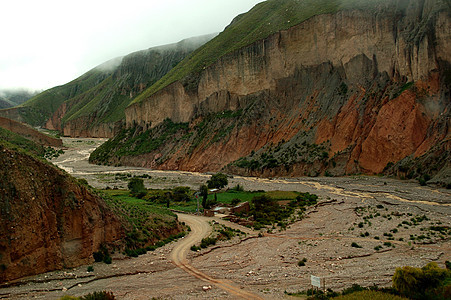 阿根廷东北部的离公路路外山坡土地草地风景植被山脉岩石峡谷山景图片