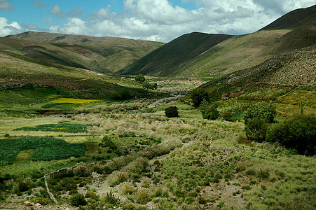 阿根廷东北部的离公路路外峡谷风景山坡山脉山景土地草地植被岩石图片