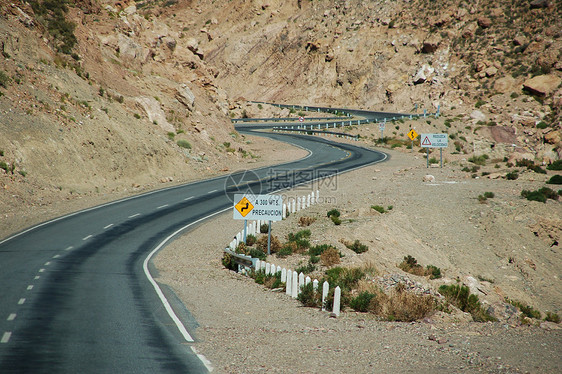 阿根廷东北部的离公路路外峡谷岩石山坡风景山脉山景土地图片