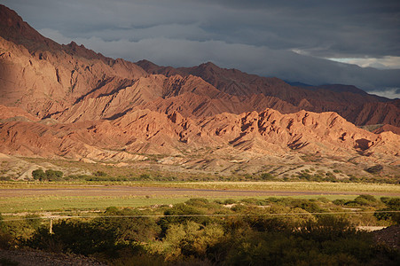 阿根廷东北部的离公路路外峡谷风雨草地植被山坡山景风景土地岩石山脉图片