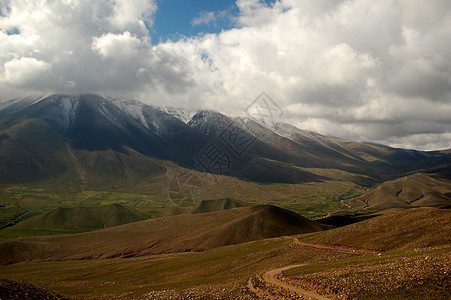 阿根廷东北部的离公路路外峡谷土地岩石山景山脉风景植被草地山坡图片