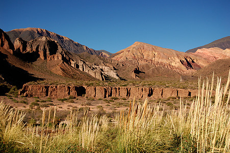阿根廷东北部的离公路路外岩石山景峡谷草地植被山脉风景山坡土地图片