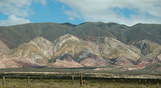 阿根廷东北部的离公路路外风景峡谷土地岩石植被山坡山脉草地山景图片