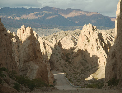 阿根廷东北部的离公路路外植被山坡岩石峡谷山脉风景土地山景草地图片