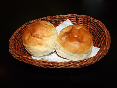两个面包卷面包餐厅包子午餐木头黑色面粉背景黄色小麦图片