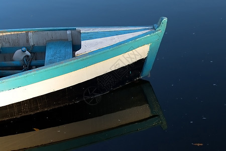 渔船镜子绿色海洋波浪支撑银行反射海滨图片