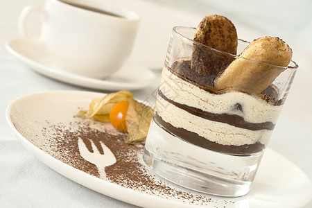 玻璃杯中的提拉米苏风格糕点图层蛋糕烹饪美食咖啡玻璃饼干装饰图片