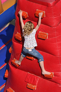 女孩攀爬塑料孩子们红色孩子活动蓝色练习玩具金发乐趣图片