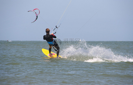 Kite 俯冲器海洋地平线冲浪者冲浪板男人海浪行动风筝冲浪运动图片