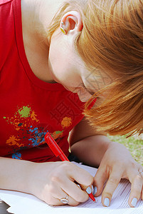 女孩在膝上写字图片