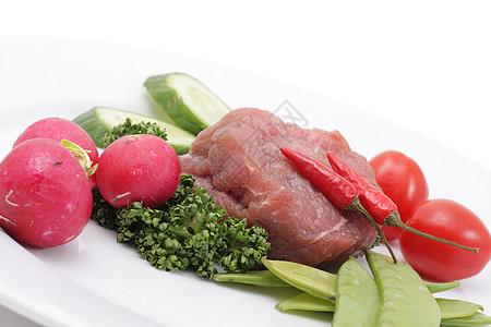 蔬菜和生肉茴香叶子胡椒店铺沙拉食物盘子肉类绿色牛肉图片