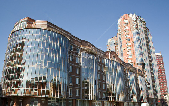 带有玻璃面罩的住宅楼反射天空建筑学技术公寓窗户城市框架太阳蓝色图片