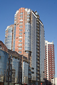 带有玻璃面罩的住宅楼财产镜像框架技术城市房子太阳蓝色窗户街道图片