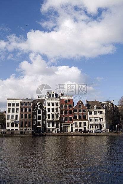 典型的阿姆斯特丹房屋沿一条运河图片