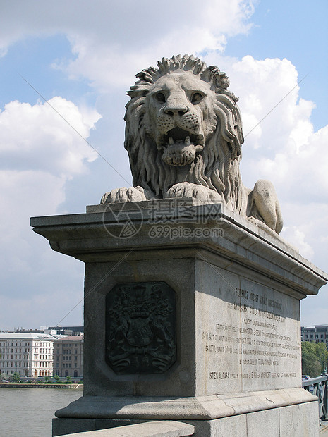 连链桥上的狮子 布达佩斯图片