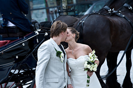 我们和马匹教练派对美丽女士冒充夫妻婚姻誓言男人花朵图片