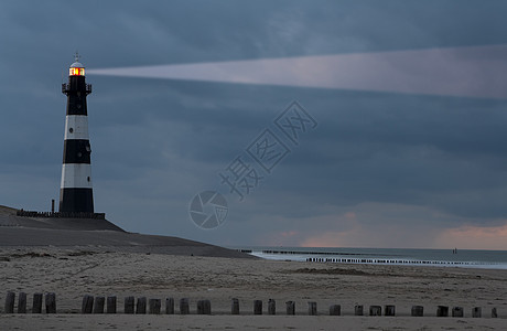 黄昏中的灯塔阴影海洋财富海岸海滩波浪解决方案戏剧性安全报酬图片