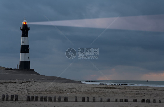 黄昏中的灯塔阴影海洋财富海岸海滩波浪解决方案戏剧性安全报酬图片