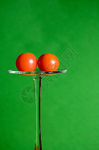 两西红番茄宏观蔬菜红色团体美食季节沙拉糖果木板绿色图片