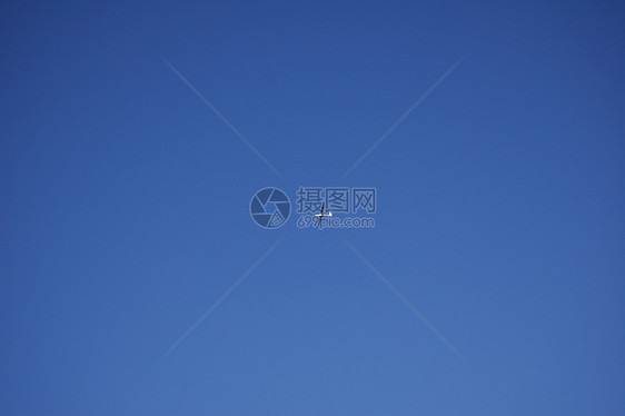 蓝天上飞翔的滑翔机图片