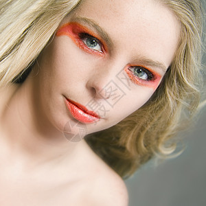 极端化妆长发冒充红色眼睛模型浓妆金发女孩雀斑艺术家图片